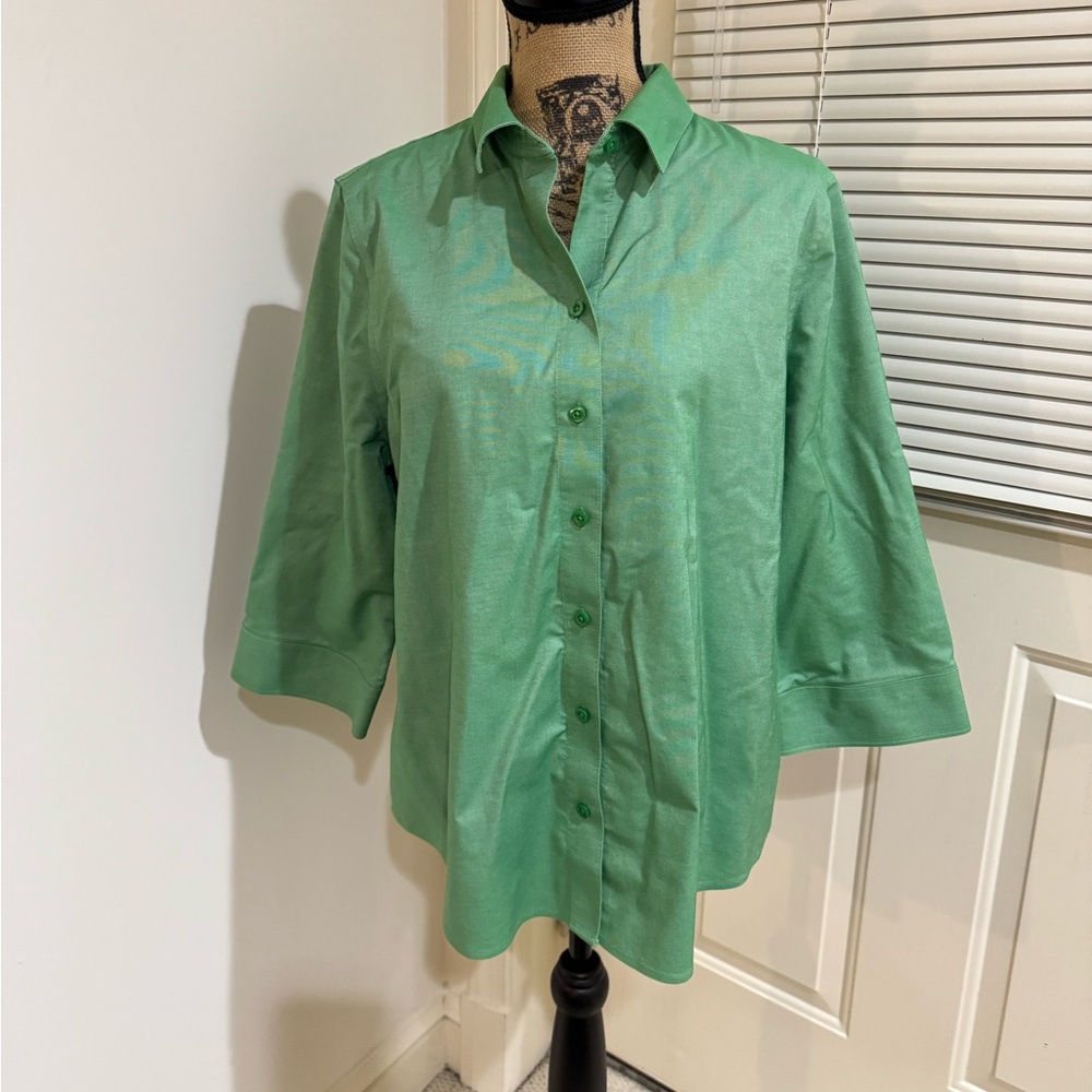 Chico’s green no iron button down shirt size 2.5 Vanity = 14